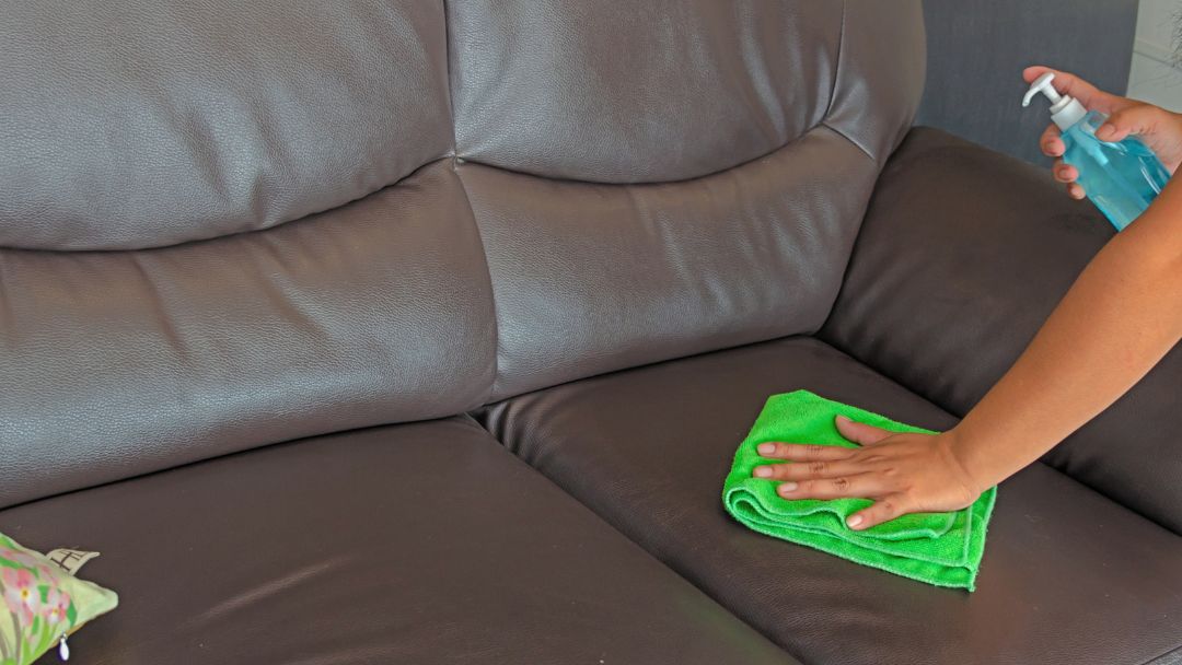 Cách làm sạch sofa da và ghế da tại nhà cực dễ, ai cũng làm được _ Cty HP - HUY PHONG 0902.946.357